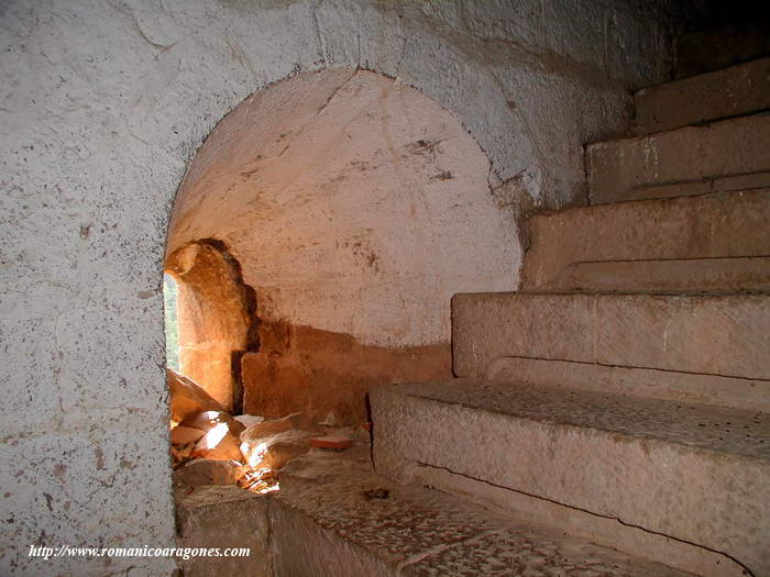 VENTANAL DEL MURO OESTE DE LA TORRE, PARCIALMENTE OCULTO POR ESCALONES RECERCIDOS.